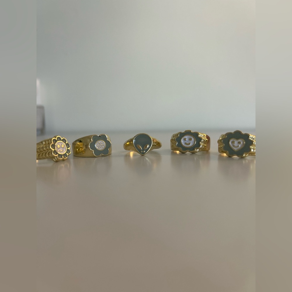 Women’s Set of 5 Gold Rings.